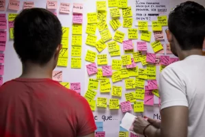 Jovenes emprendedores durante la fase de ideacion del programa de innovacion tecnologica ThinkCamp