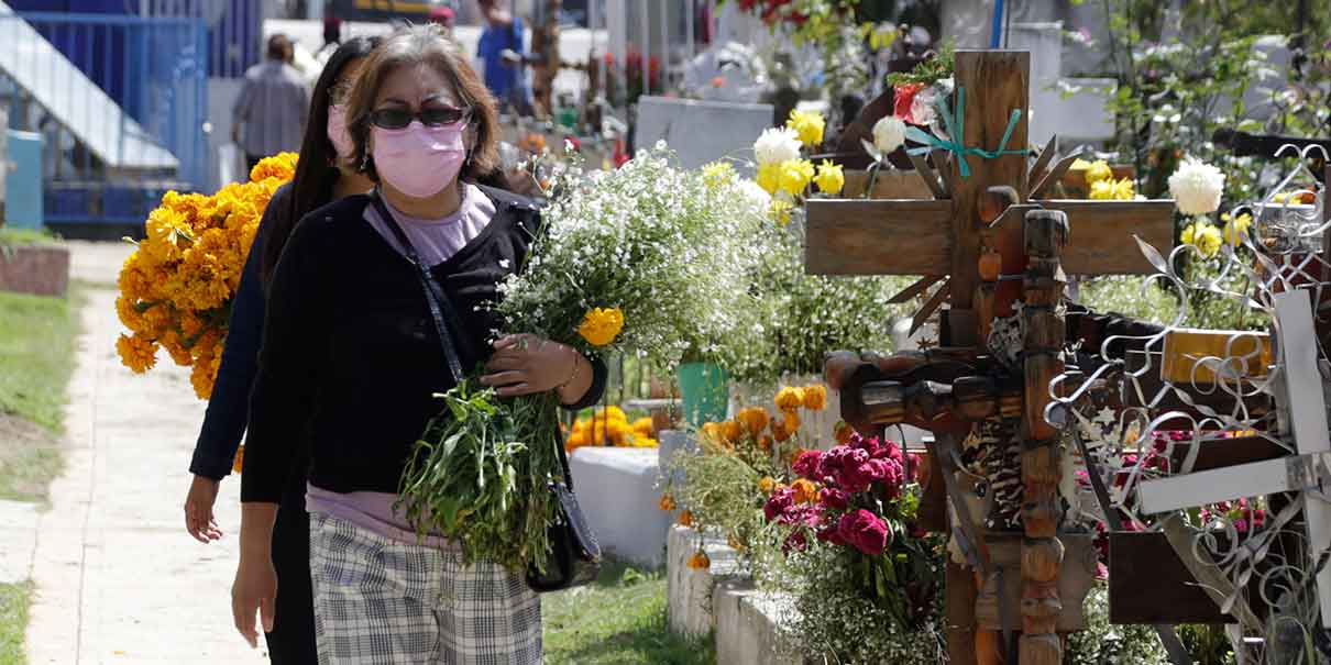 Miles de poblanos se reencuentran con sus muertos en panteones de Puebla