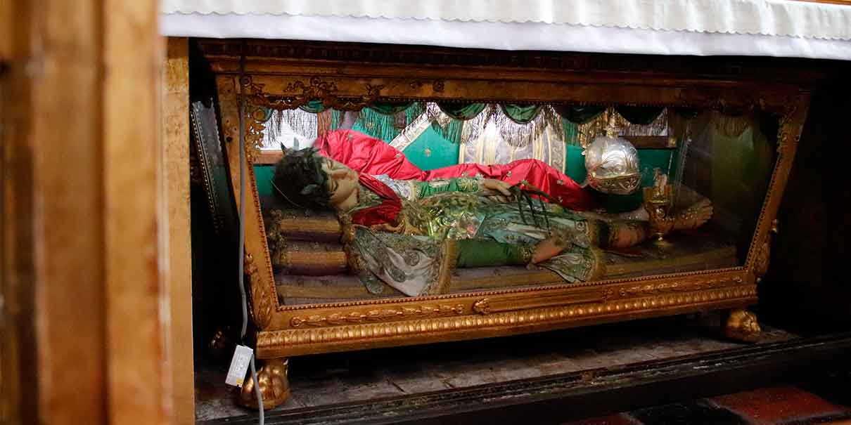 Multitudinaria visita a la Capilla de las Santas Reliquias en la Catedral de Puebla