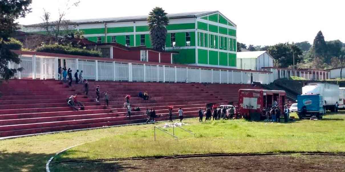 Normalistas de Teteles guardan dentro de la Normal autos y camiones “secuestrados”