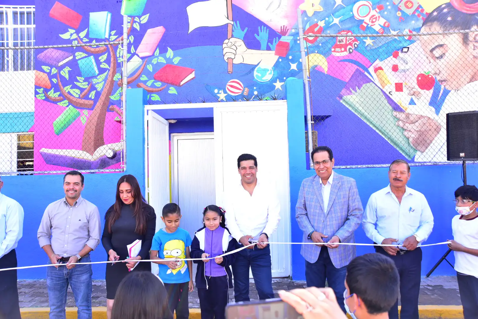 Leo Montañez inaugura mural urbano en biblioteca municipal