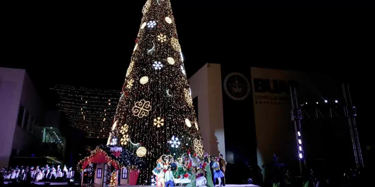 La BUAP enciende gran Árbol de Navidad en CCU; 42 mil luces lo iluminan