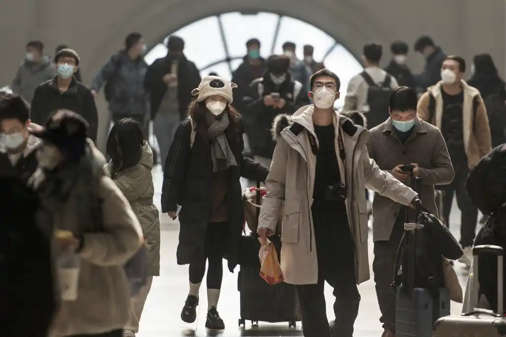 Casos de covid-19 aumentan en China tras la relajación de restricciones sanitarias
