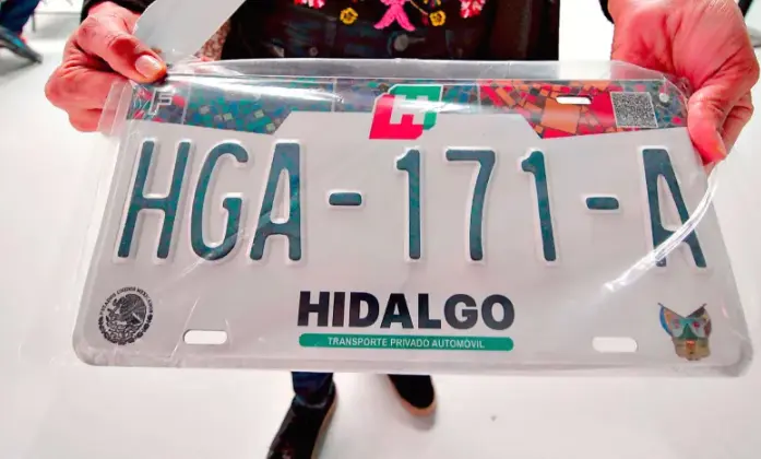 Buscan adquirir paquetes de placas y calcomanías de carros