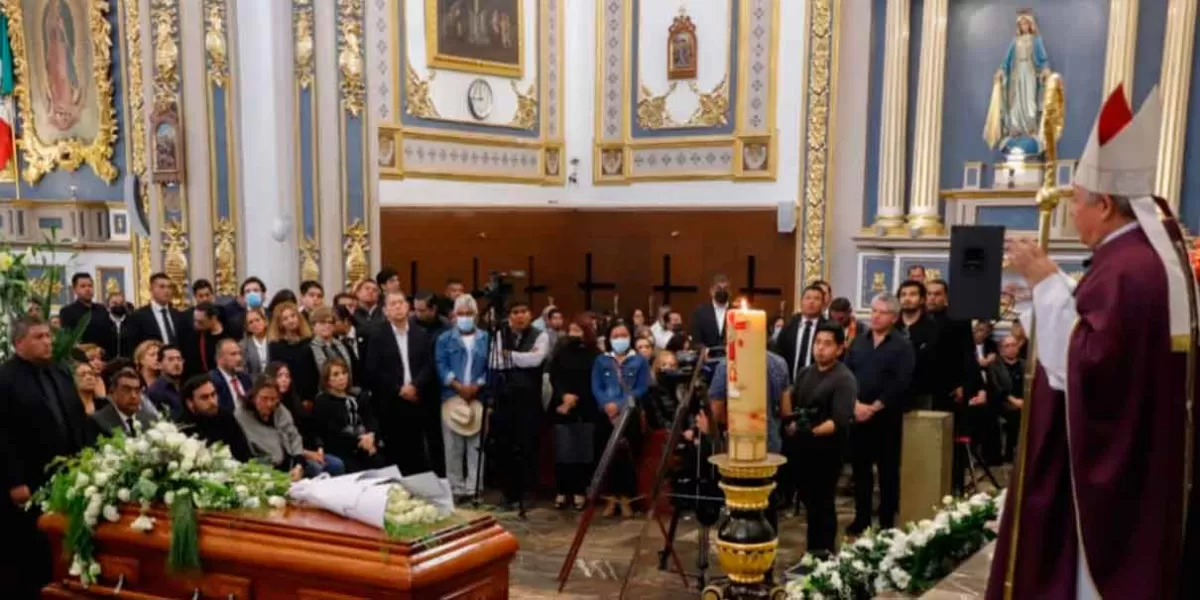 En Tehuacán, familiares y amigos dan el último adiós al ex gobernador de Puebla Miguel Barbosa
