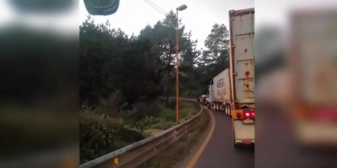 Grupo armado bloquea la autopista Veracruz-Puebla para asaltar