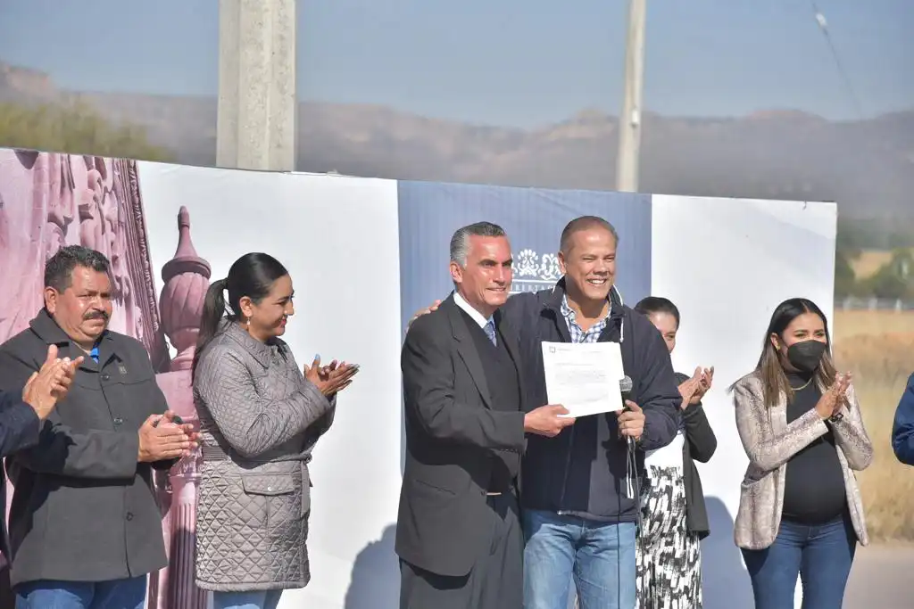 Ayuntamiento de Jesús María entrega terreno para la construcción de templo