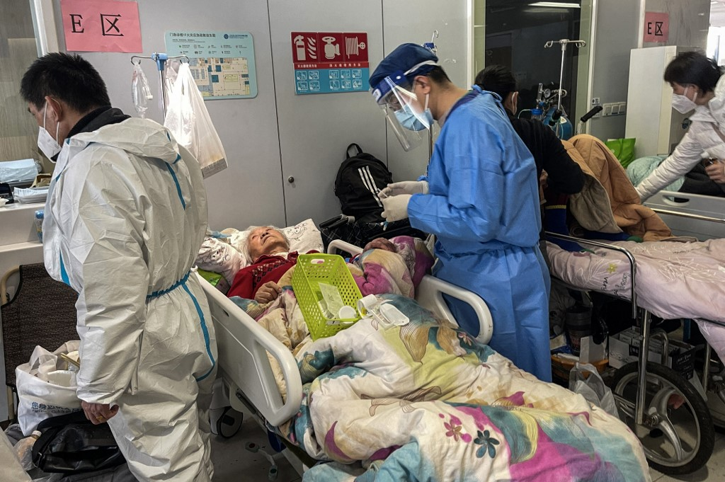 Hospitales en Shanghái desbordados por ola de enfermos de covid-19