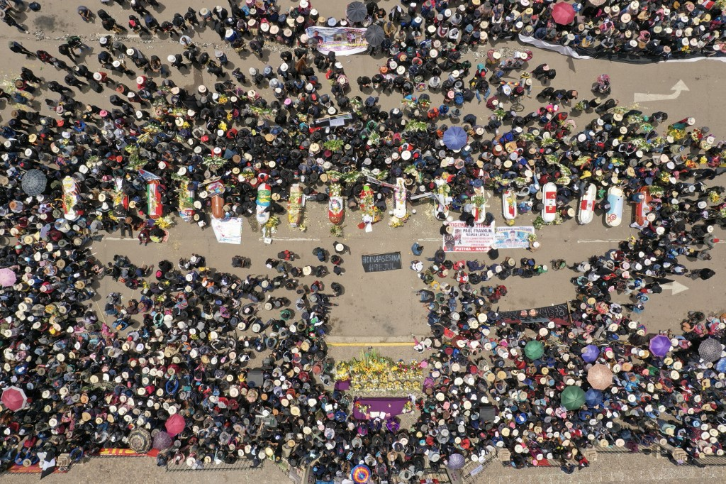 Protestas contra la presidenta de Perú dejan otro muerto y más heridos