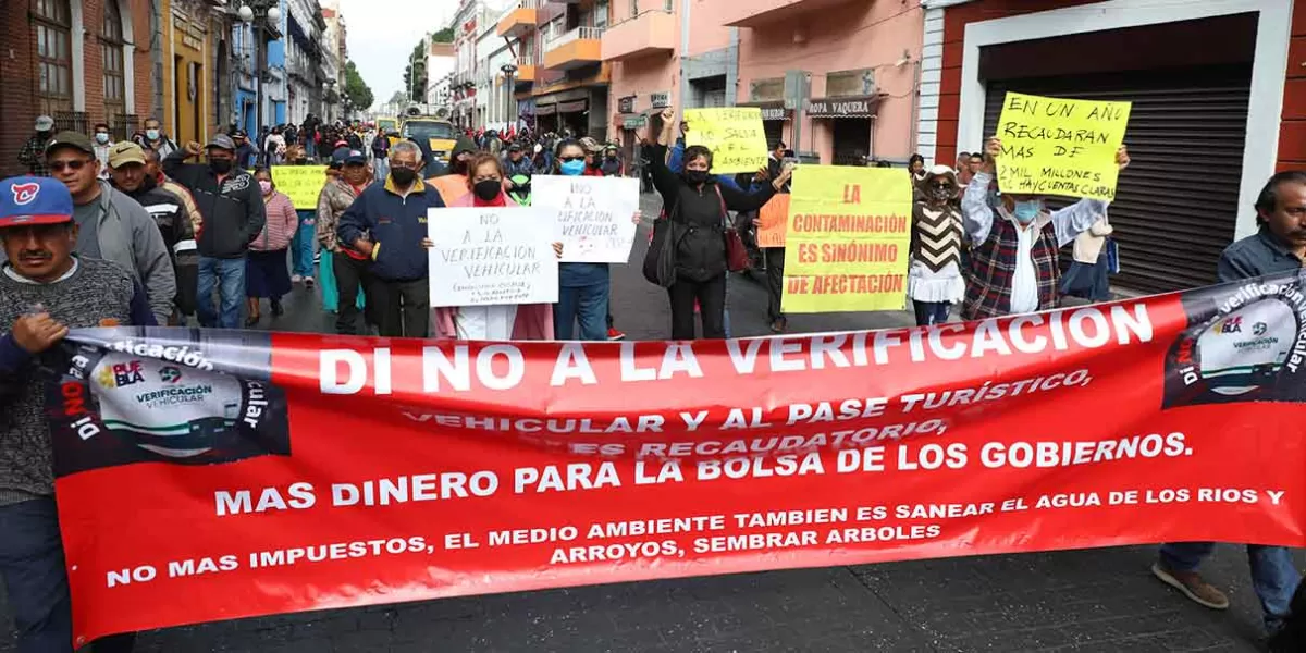 Antorchistas marchan contra verificación en Puebla, piden que sea gratuita