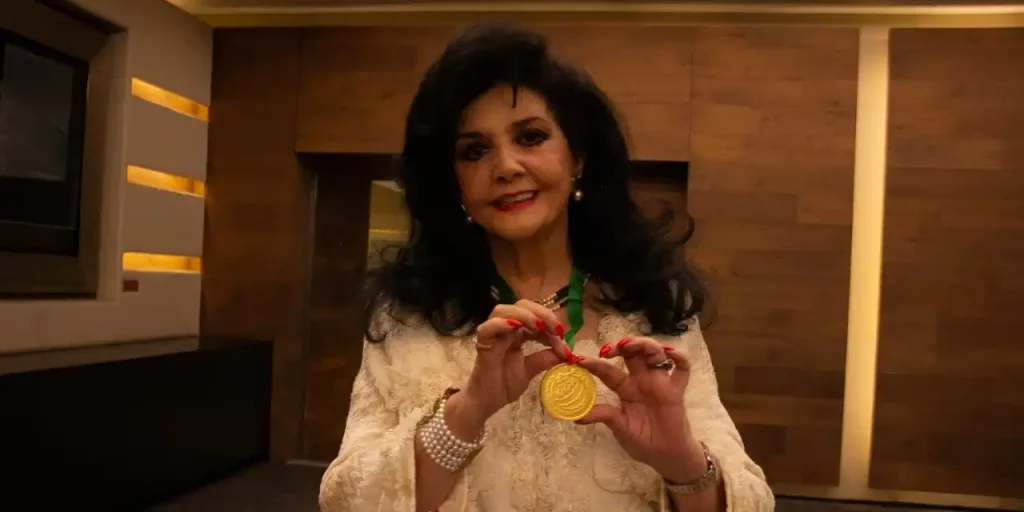 Beatriz Mendivil medalla Pro Conciencia