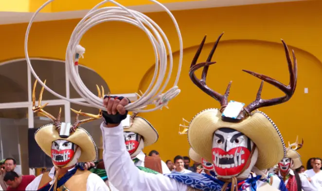 Ya viene el carnaval de Calnali y los cuernudos se alistan