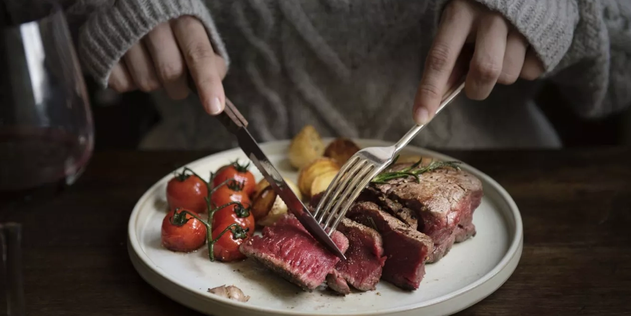 ¿Qué le sucede a tu cuerpo cuando comes carne y lácteos todos los días?