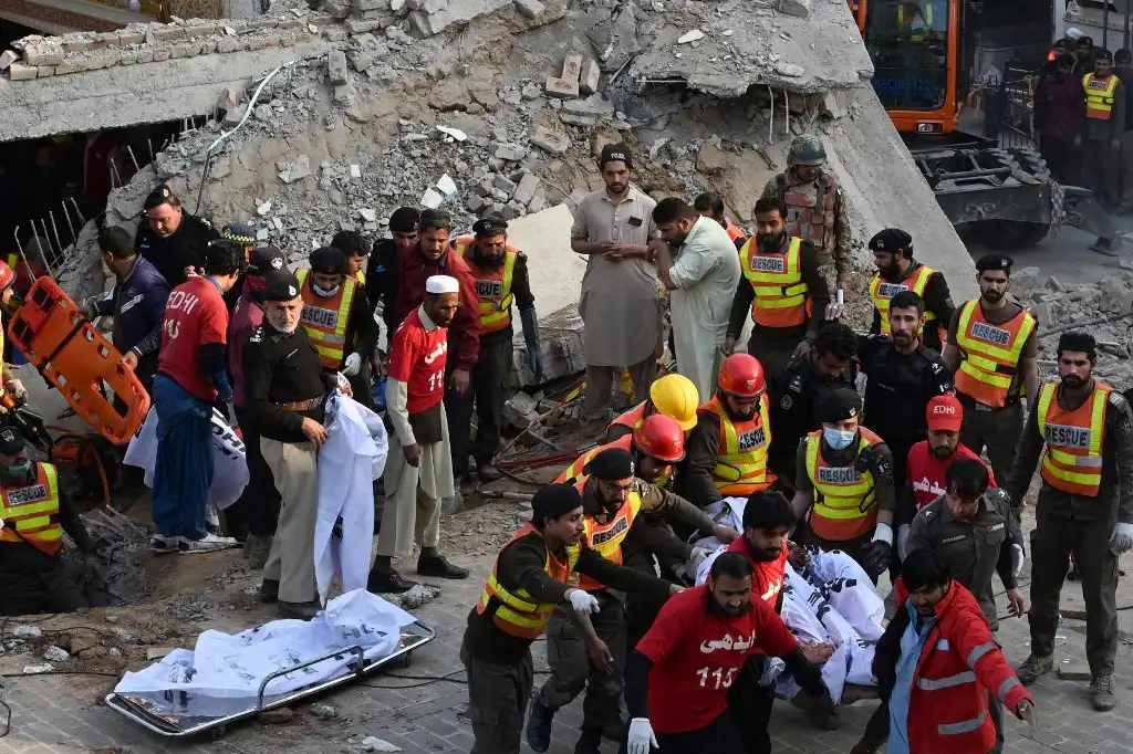 Pakistán: más de 60 muertos y 100 heridos por explosión dentro de una mezquita