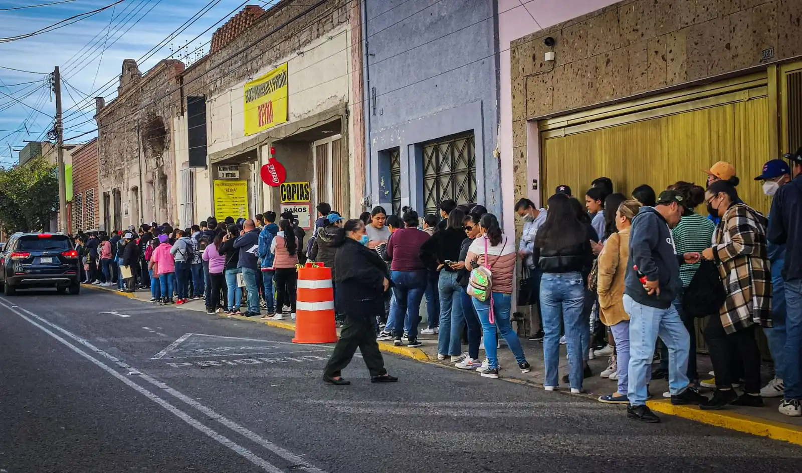 Esperaron horas por becas Benito Juárez en Aguascalientes