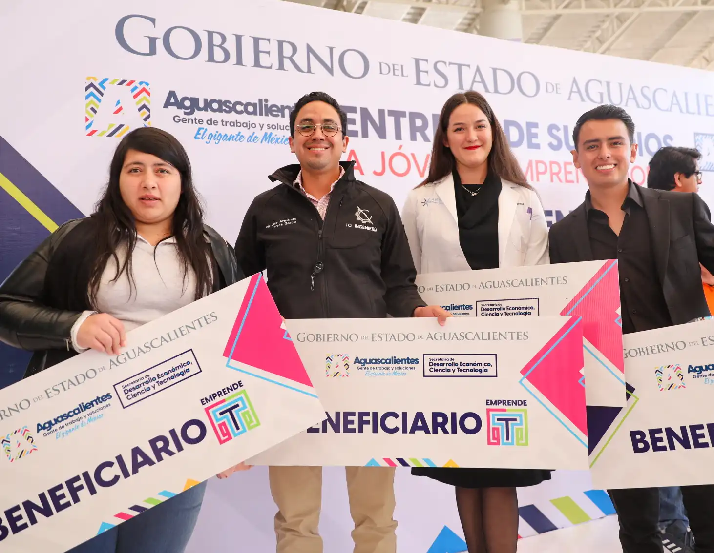 Entregan apoyos a jóvenes emprendedores de Aguascalientes