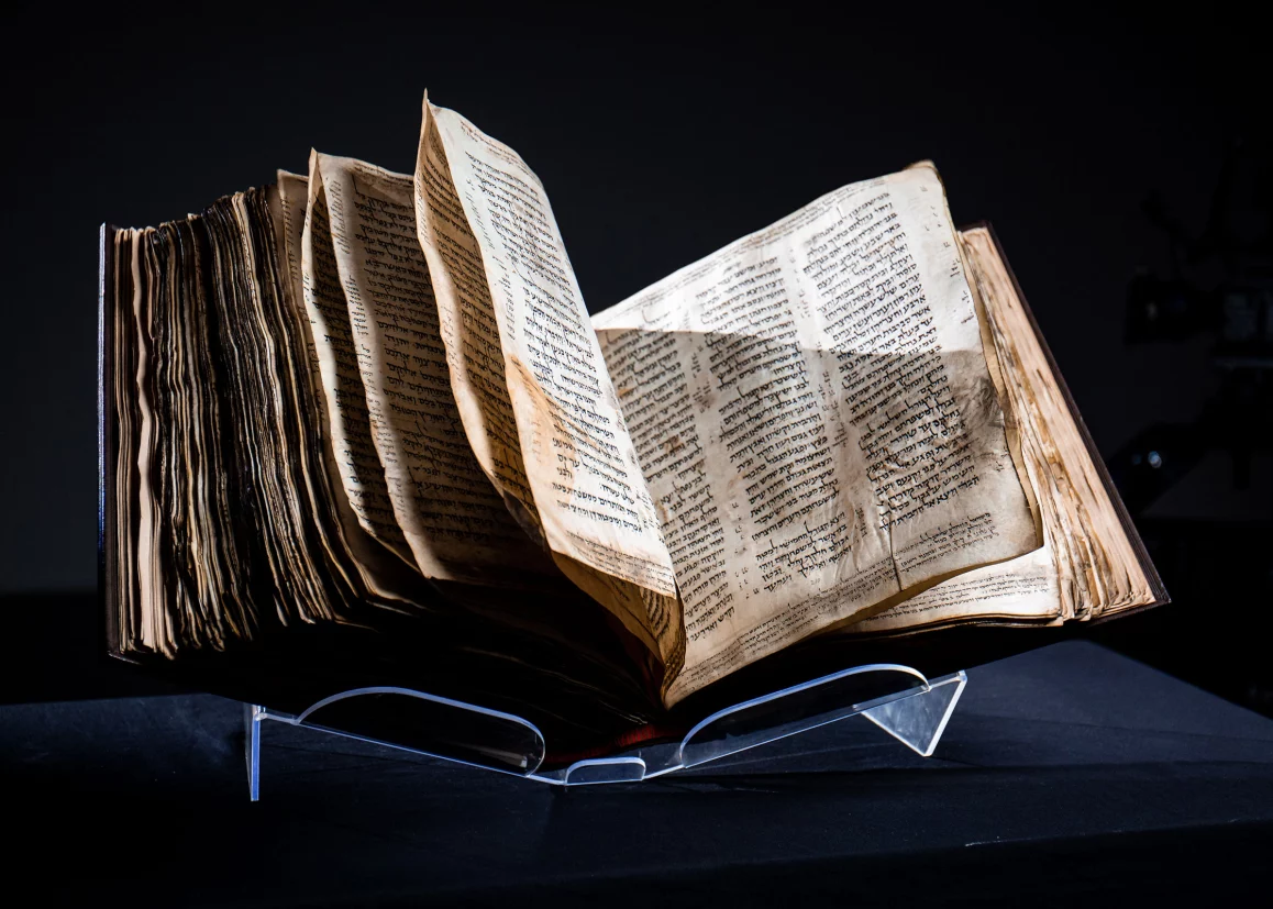 Biblia Hebrea Subasta