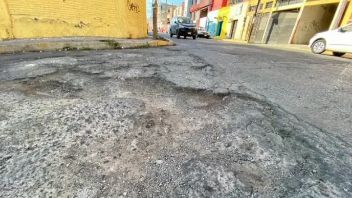 Molestan baches al transporte público de Pachuca