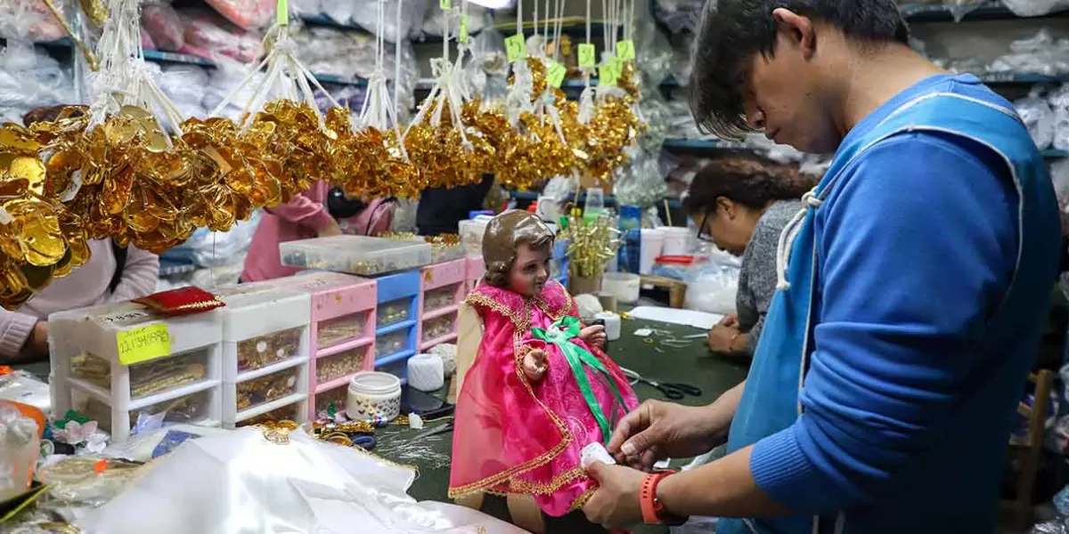 Tras crisis, familias poblanas buscan economía para la vestimenta del Niño Dios