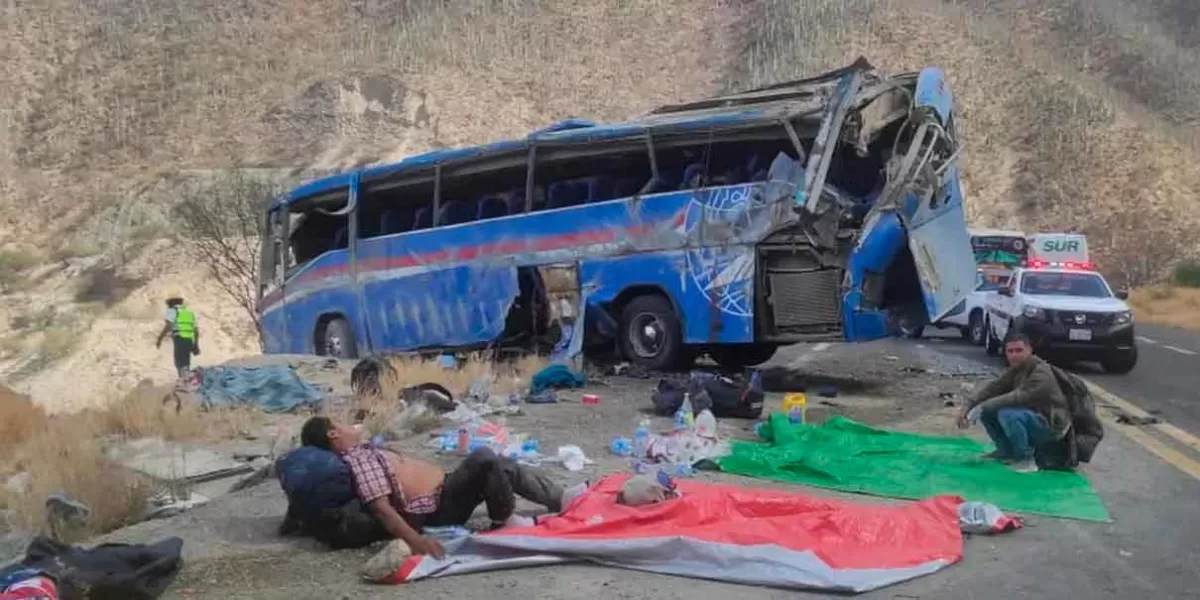 17 migrantes mueren en accidente en la autopista Oaxaca-Cuacopalan; son atendidos en Hospital de Tehuacán