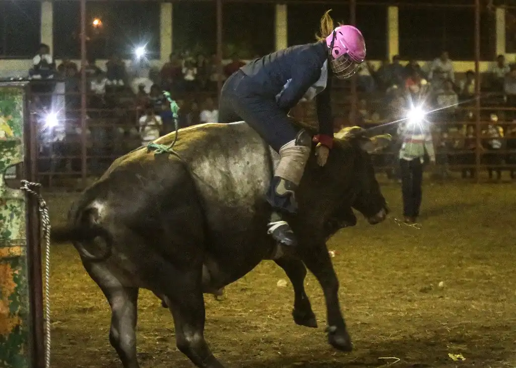 Sobre el lomo de toros bravíos, una mujer desafía el machismo en Nicaragua