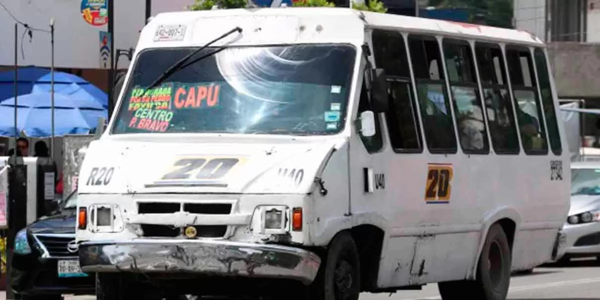 Panistas revientan a Elsa Bracamonte al cuestionarle sobre la modernidad del transporte público en Puebla