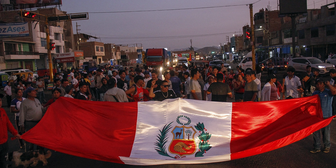 Perú, sin salida a la crisis tras bloqueo al adelanto de los comicios