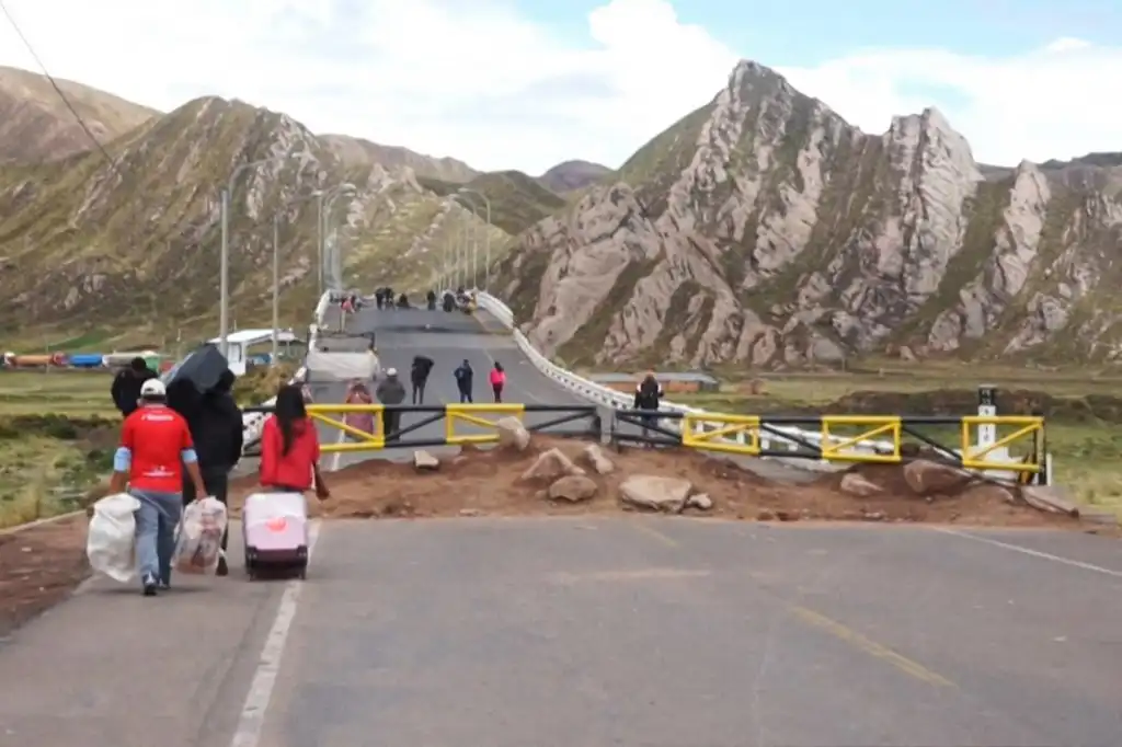 &#8216;Es horrible, no te dan paso&#8217;: la ardua ruta migrante entre Perú y Bolivia por bloqueos