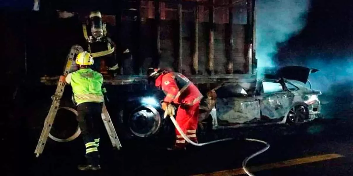 Muere calcinado párroco de Tehuacán tras chocar su auto en la Cuacnopalan-Oaxaca
