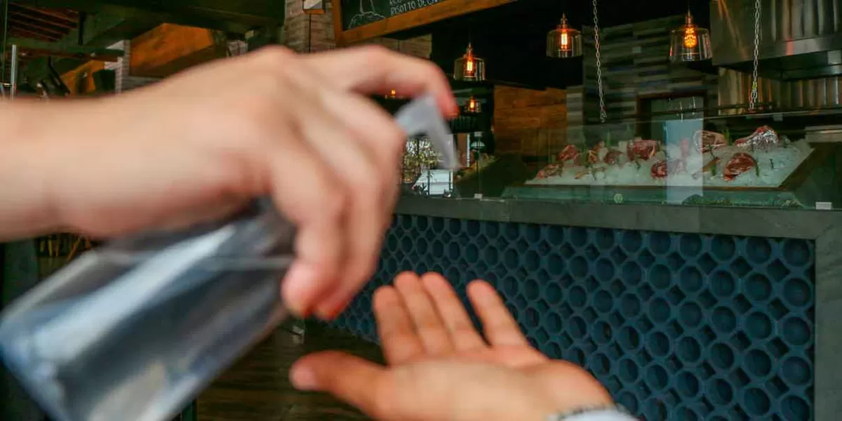 Universidades y restaurantes de Puebla piden no confiarse y mantener medidas sanitarias contra el Coronavirus
