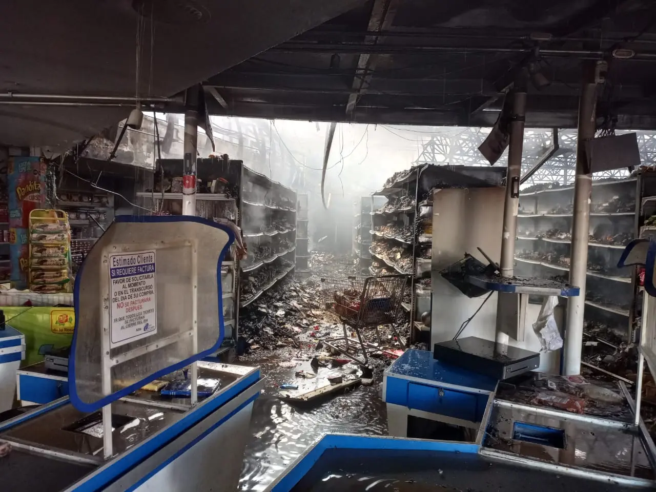 Se incendia una dulcería en Pachuca; daños son millonarios