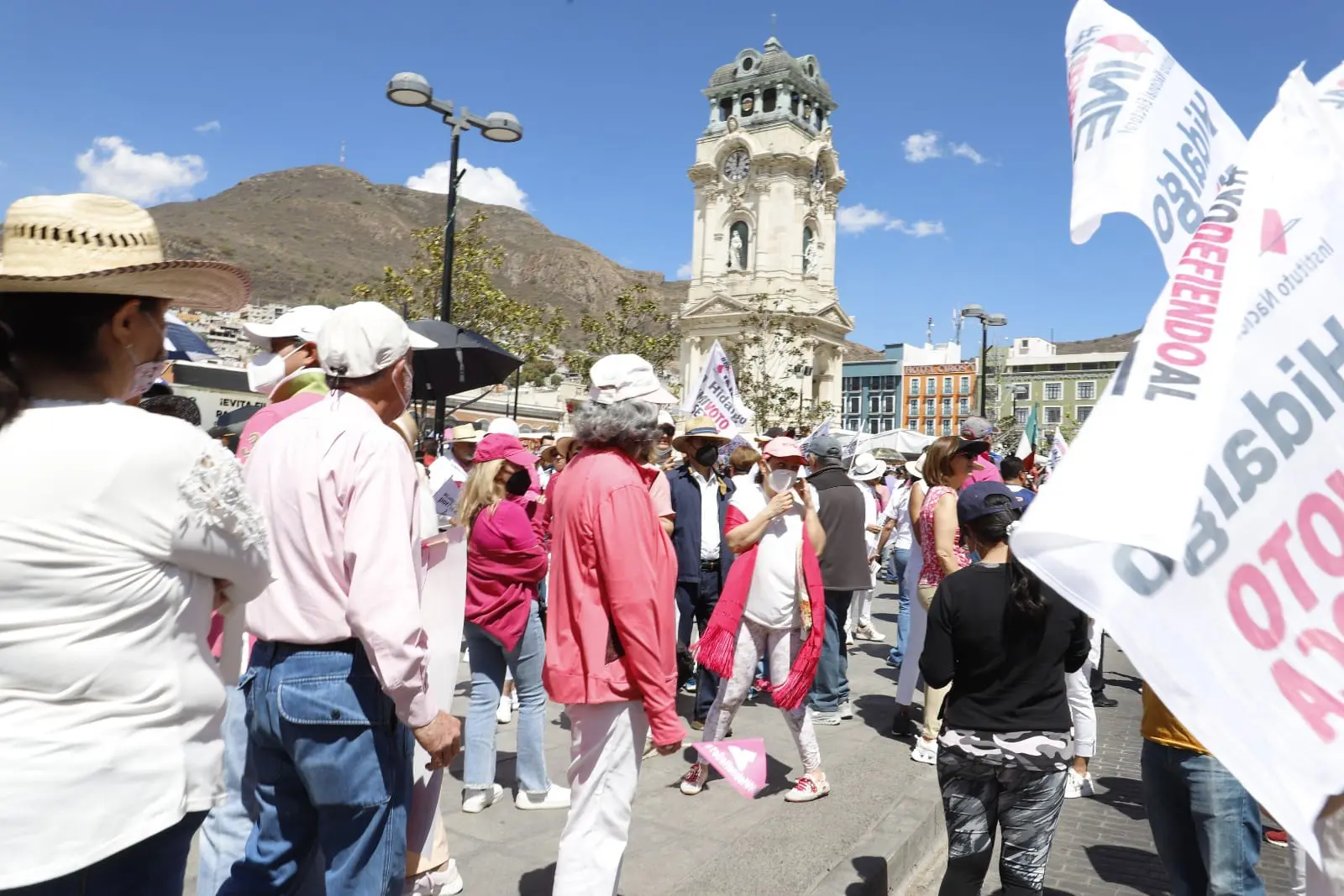 En Pachuca, se unen a movilización “en defensa del INE”
