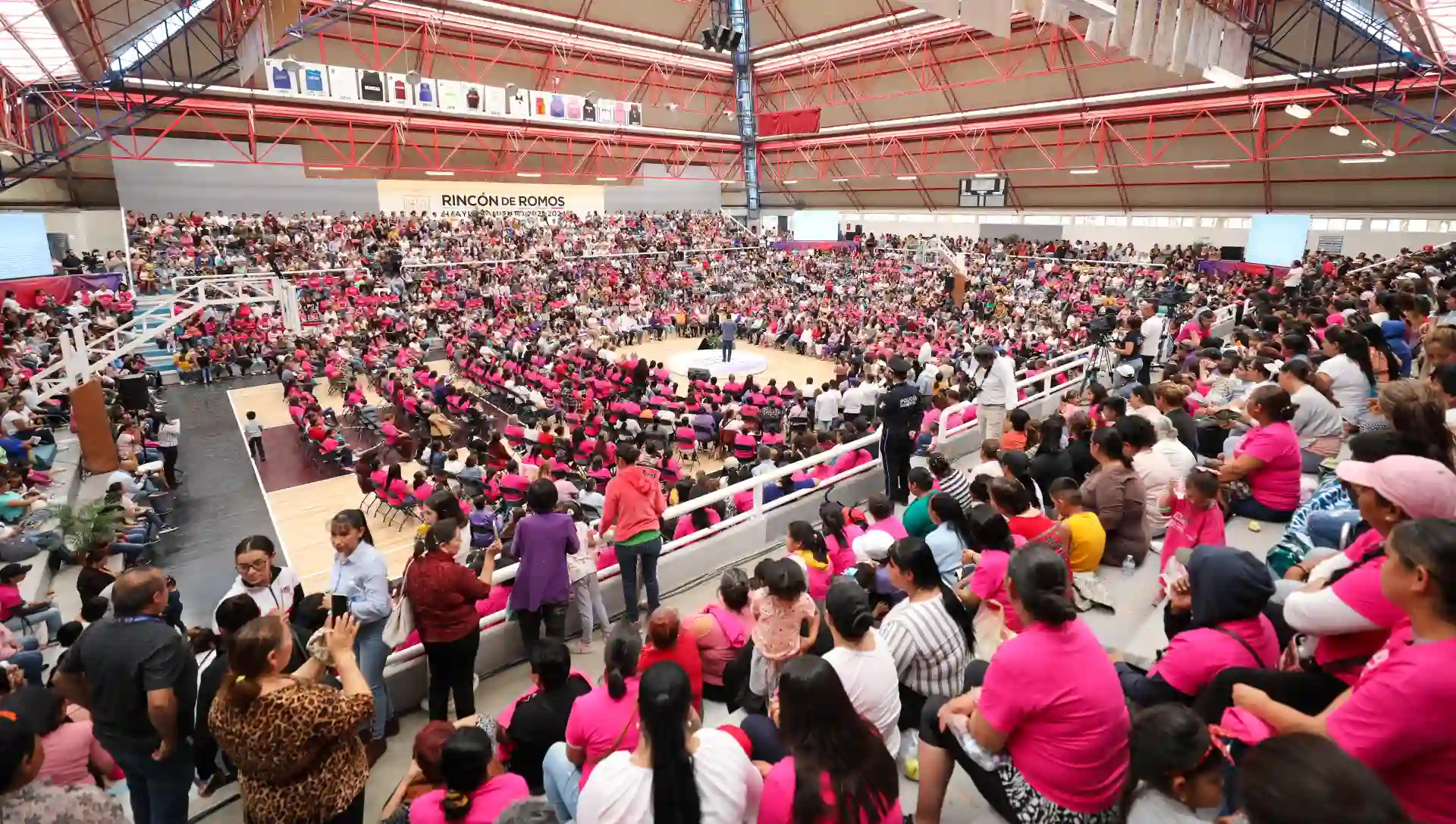 Tere Jiménez entrega apoyos del programa Mujeres Emprendedoras Rurales