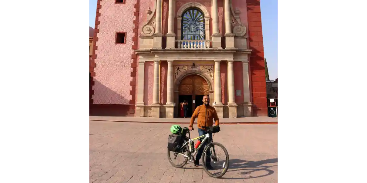 En bicicleta, el fotógrafo Atonatiuh Bracho descubre los rincones de Querétaro
