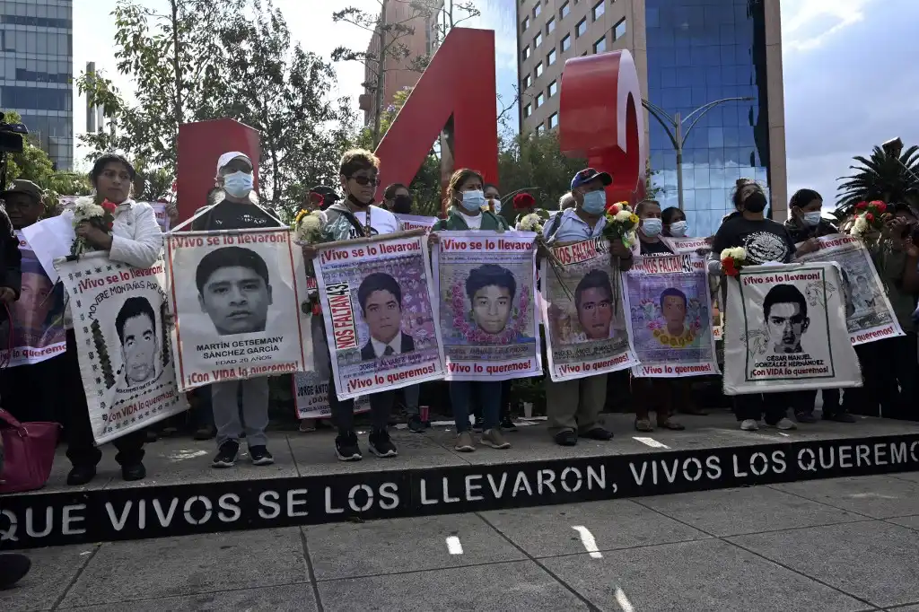 Nueve policías son detenidos por caso Ayotzinapa