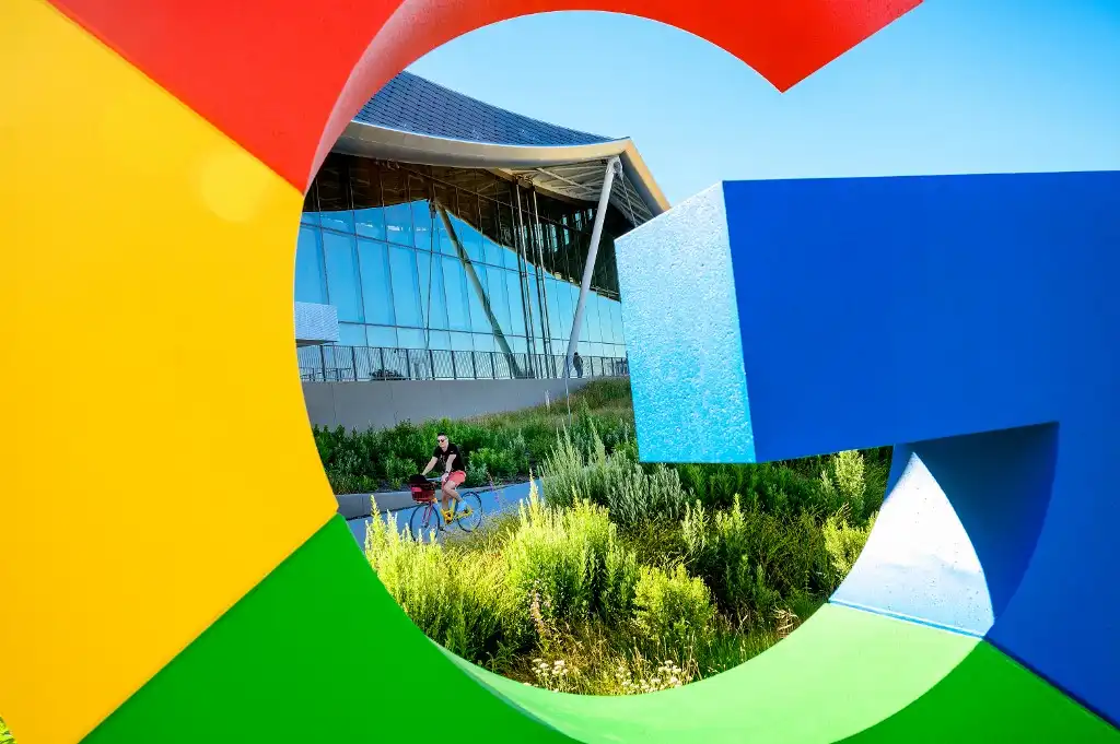 Google lanza Bard, el robot competidor de ChatGPT