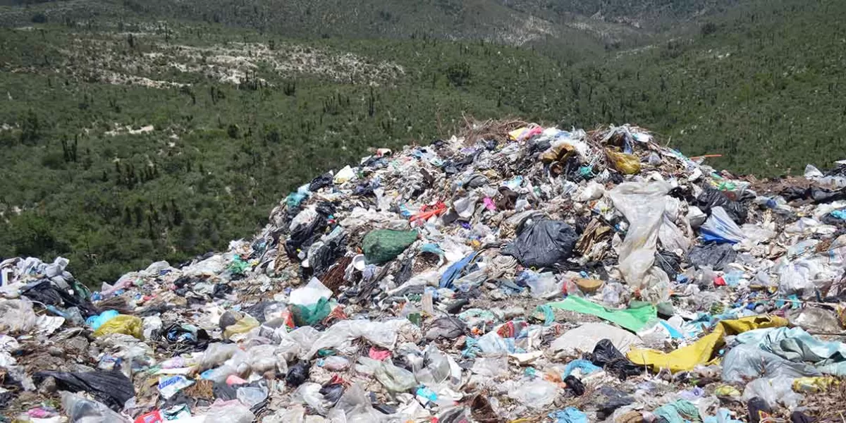 Cultivos de Quecholac y Palmarito son contaminados por relleno sanitario