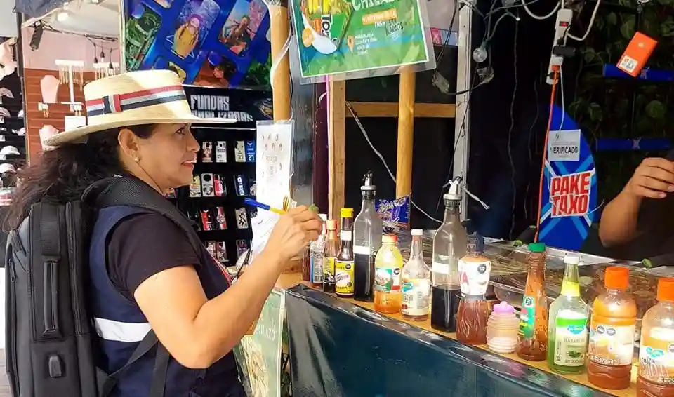 Aseguran productos irregulares que estaban a la venta en el perímetro ferial