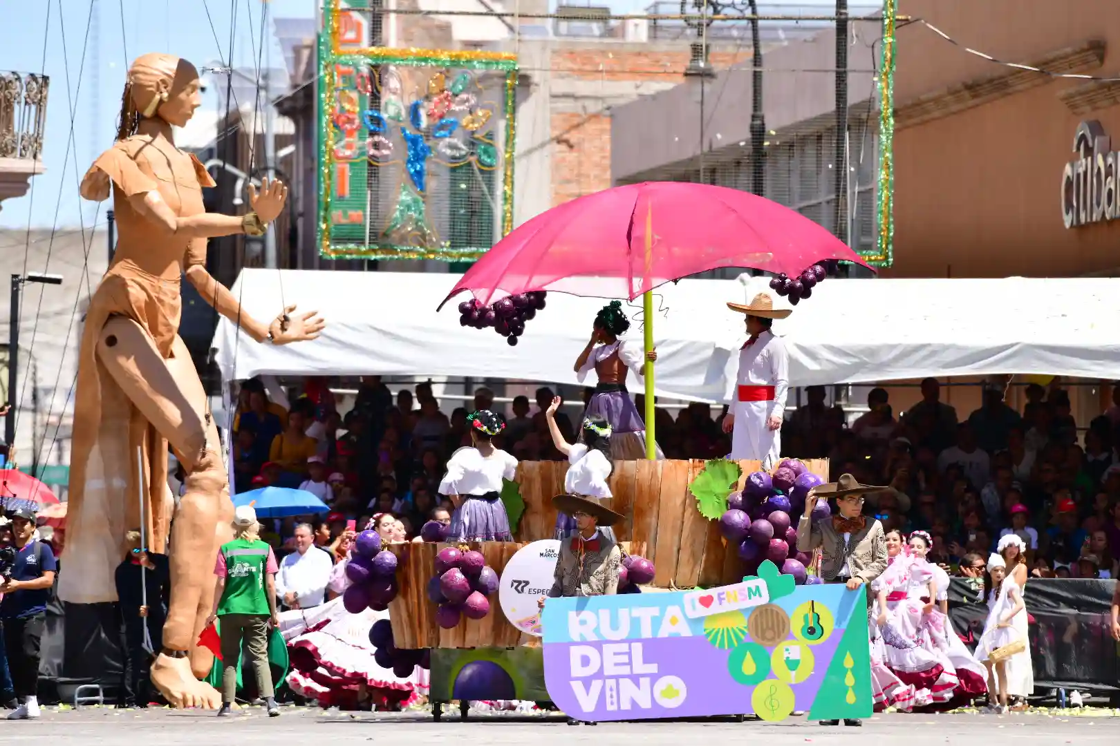Familias de Aguascalientes disfrutaron el tradicional Desfile de Primavera