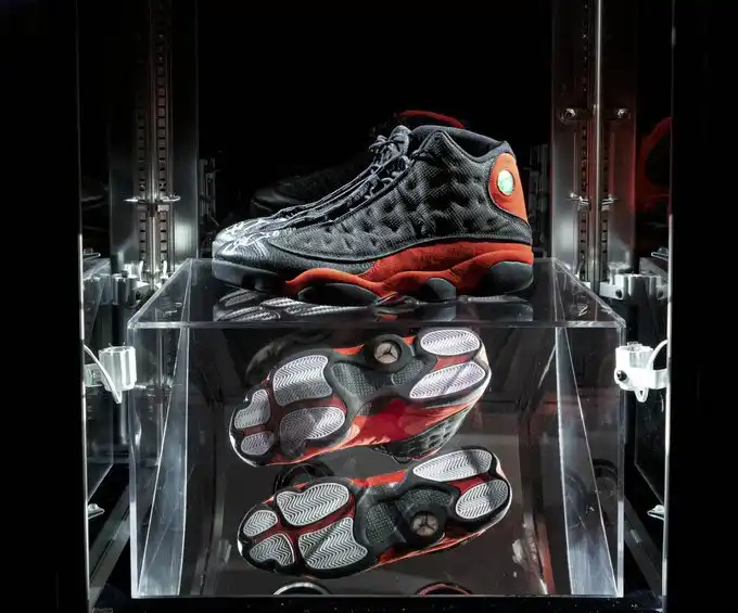 Récord histórico: subastan en 2.2 mdd tenis de Michael Jordan