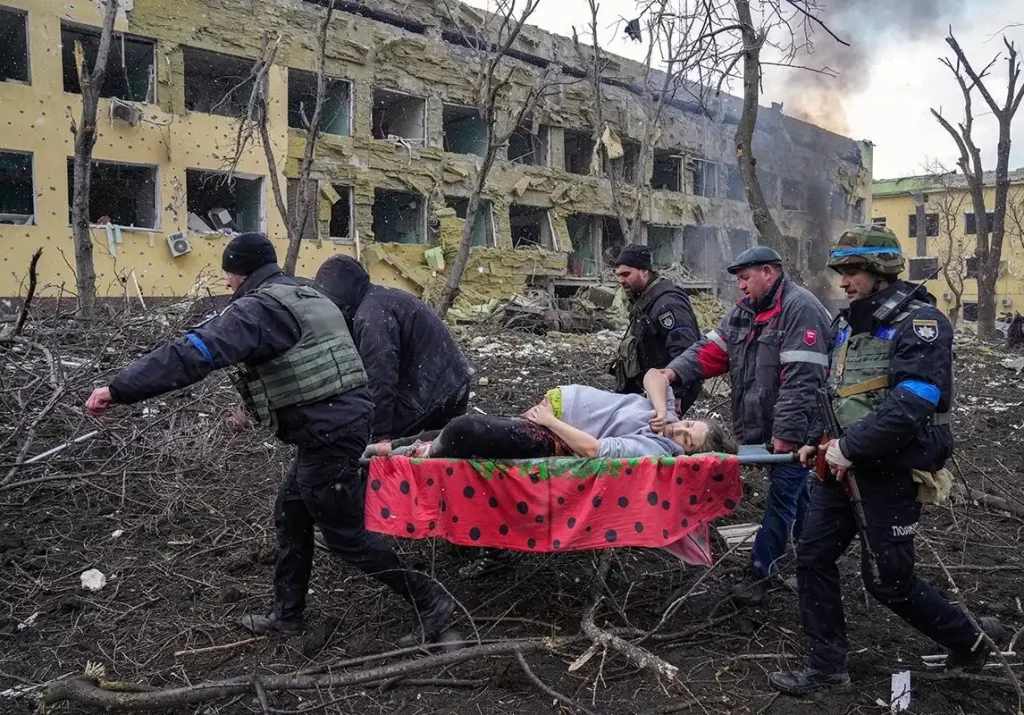 Imagen de mujer embarazada en medio de bombardeo ruso gana el World Press Photo