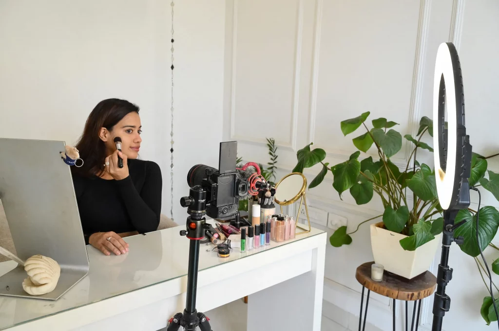 Debasree Banerjee, maquilladora india que rompe estereotipos y realza la &#8216;belleza morena&#8217;