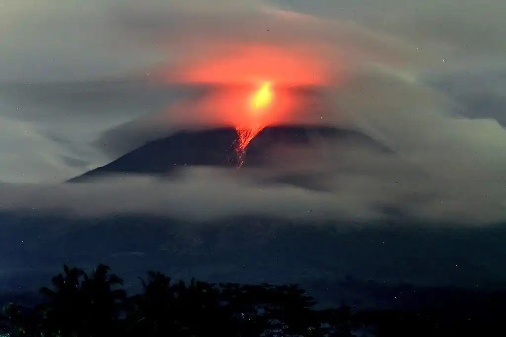 ¿Cuál es la relación entre los eclipses lunares y las erupciones volcánicas?