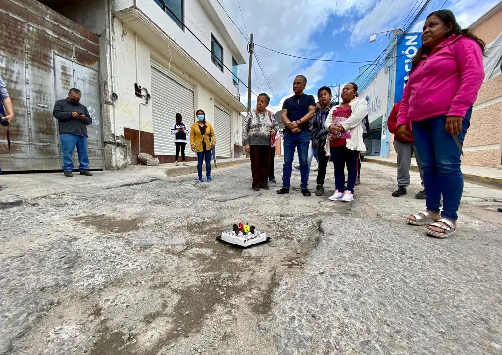 Este martes, vecinos del barrio de San Bartolo, en Pachuca, festejaron los 20 años de vida de ¡Un bache!. Con pastel, las mañanitas, vecinos de dicha colonia se manifestaron para pedir que arreglen este y otros baches que tienen en la zona. Los colonos invitaron a los medios de comunicación a la calle prolongación Yucatán, para que fueran testigos de la manifestación, en la que aquejaron omisión para su reparación de todas las administraciones municipales.