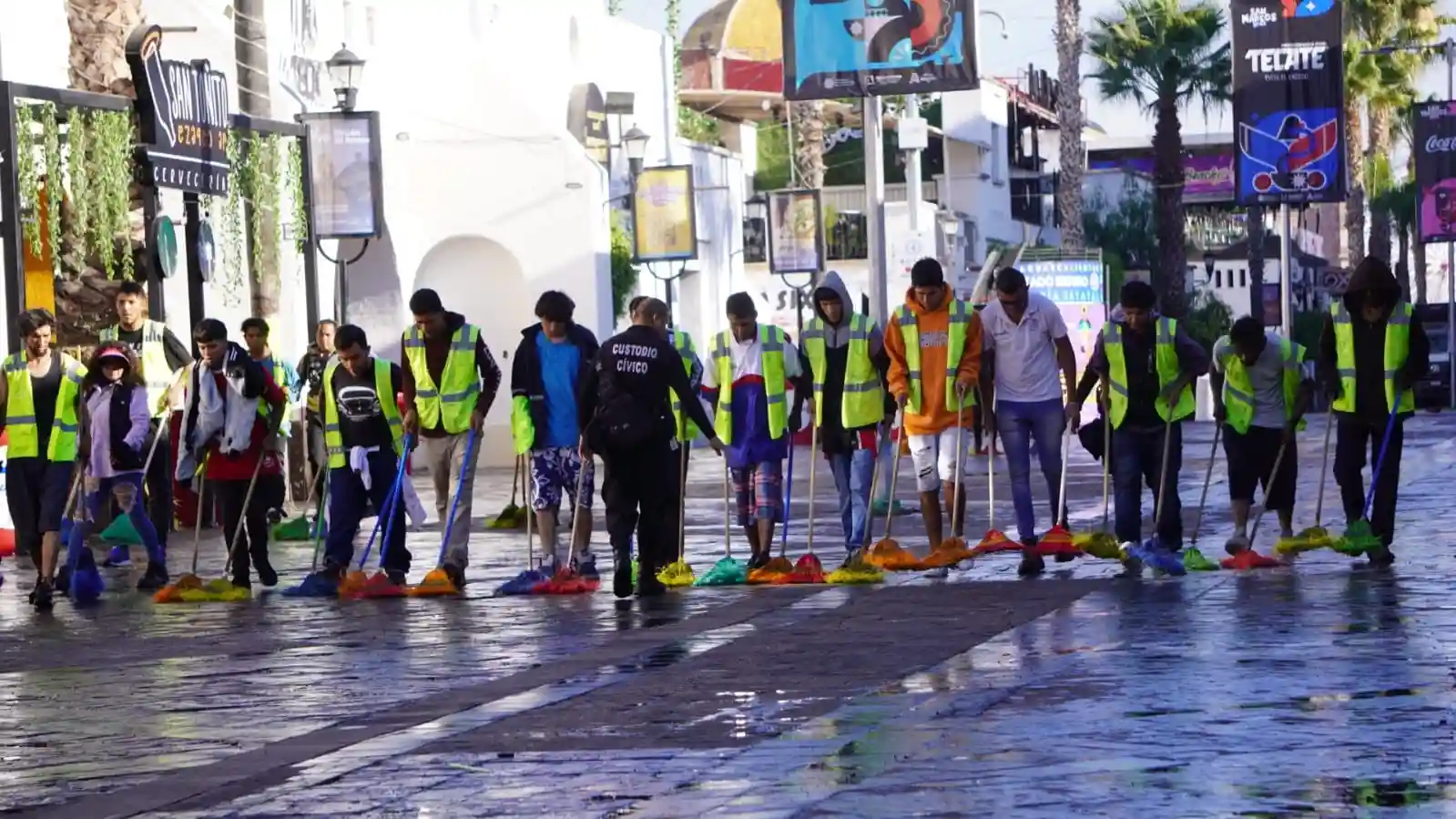 Más de 100 personas han permutado sus multas limpiando las calles de la Feria