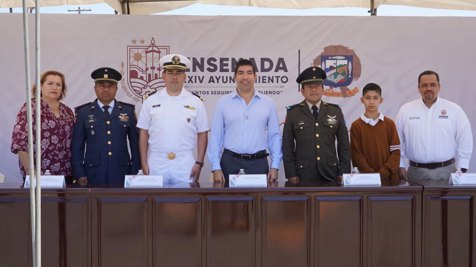 Conmemoración del natalicio de Miguel Hidalgo y Costilla estudiantes del Colegio Fray Junípero Serra, además de las autoridades civiles y militares