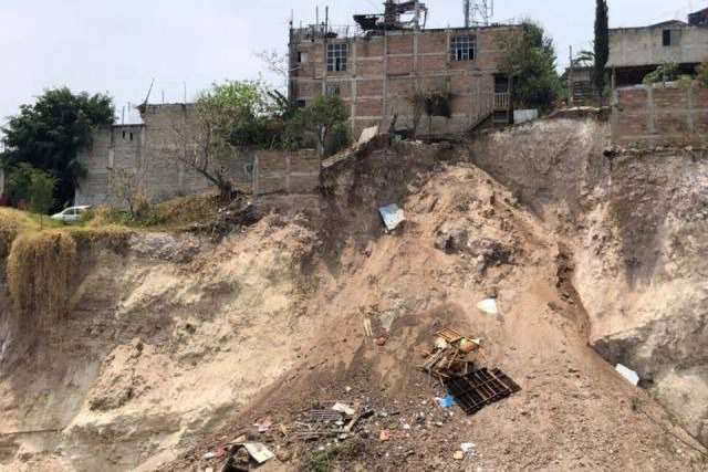 Un cerro se desgaja en Chilpancingo, Guerrero, y obliga a 100 personas a abandonar sus hogares