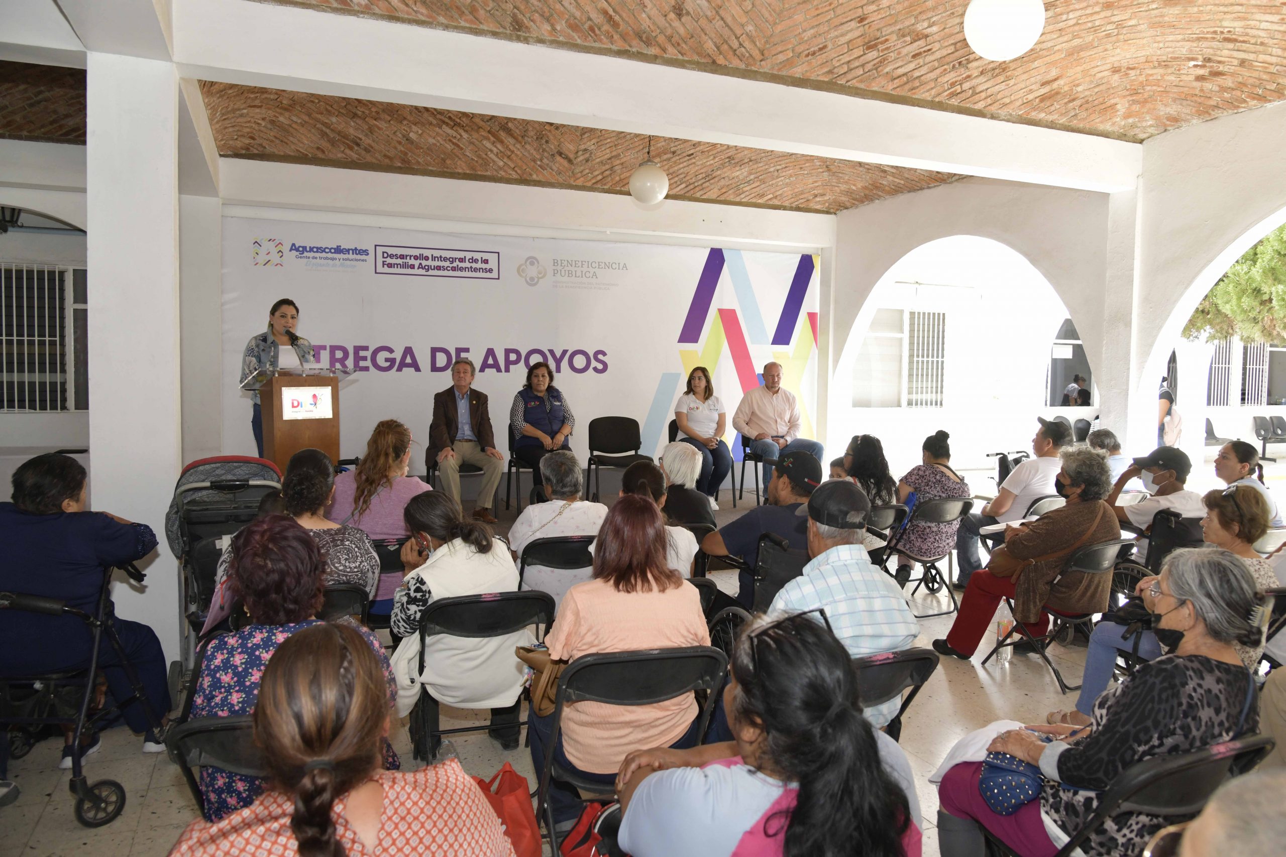 Personas con discapacidad y enfermos visuales reciben apoyos del DIF Estatal