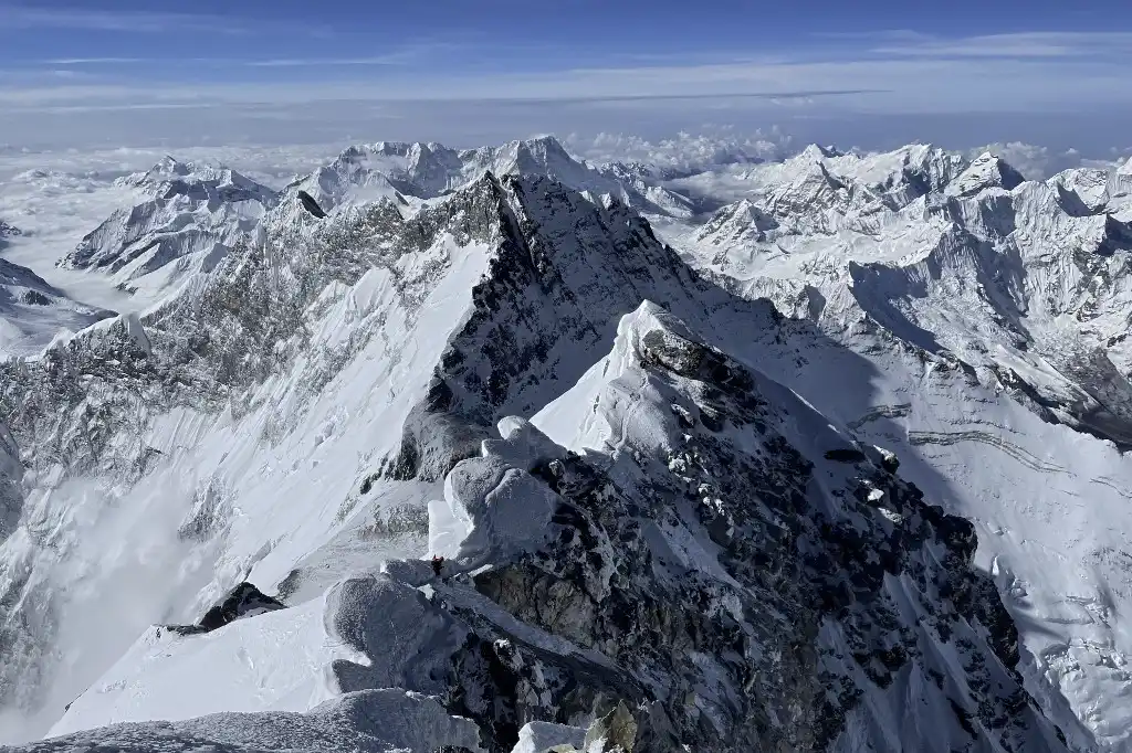 En 2023, van diez alpinistas muertos por intentar escalar el Everest