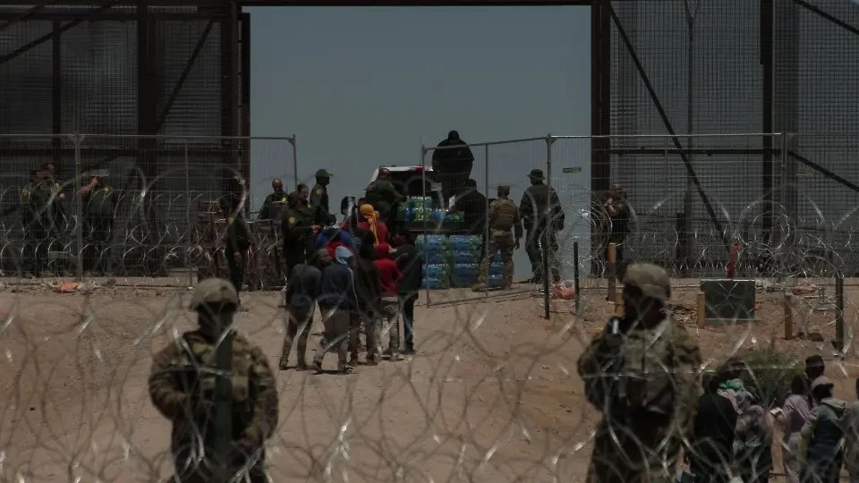Gobierno ordena no otorgar permisos para el tránsito de migrantes, tras fin del Título 42